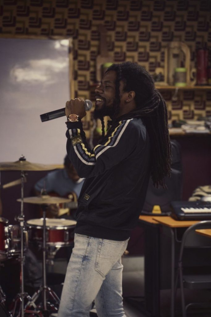 Shavarr pubblica il suo album di debutto, Root, con cui presenta al mondo il suo viaggio musicale e la sua crescita, dimostrando una profonda dedizione alla musica reggae.

reggae.it/intervista-a-s…