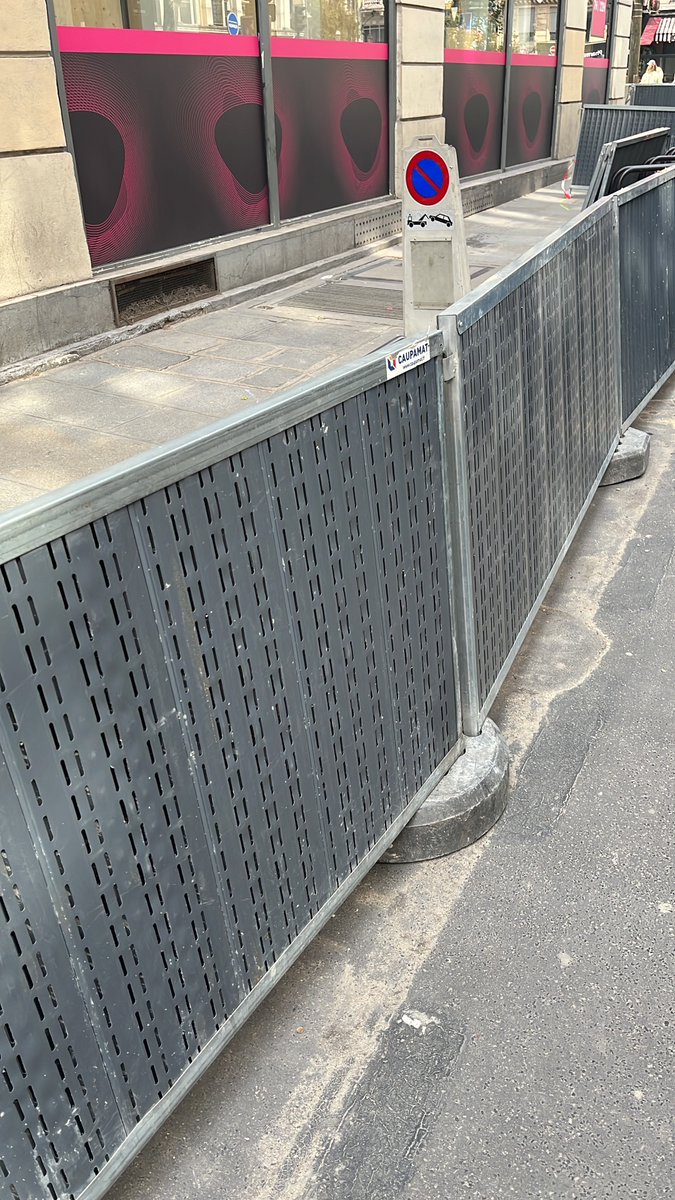 caupamat's tweet photo. 🚧🔒 La sécurité des chantiers sur le boulevard #Sébastopol (#Paris75003) est une priorité absolue. Protéger les travailleurs et les piétons est essentiel pour un projet réussi. Des équipements de sécurité appropriés, une signalisation claire. #Chantiers #Construction #travaux https://t.co/GV9hSxQpkj