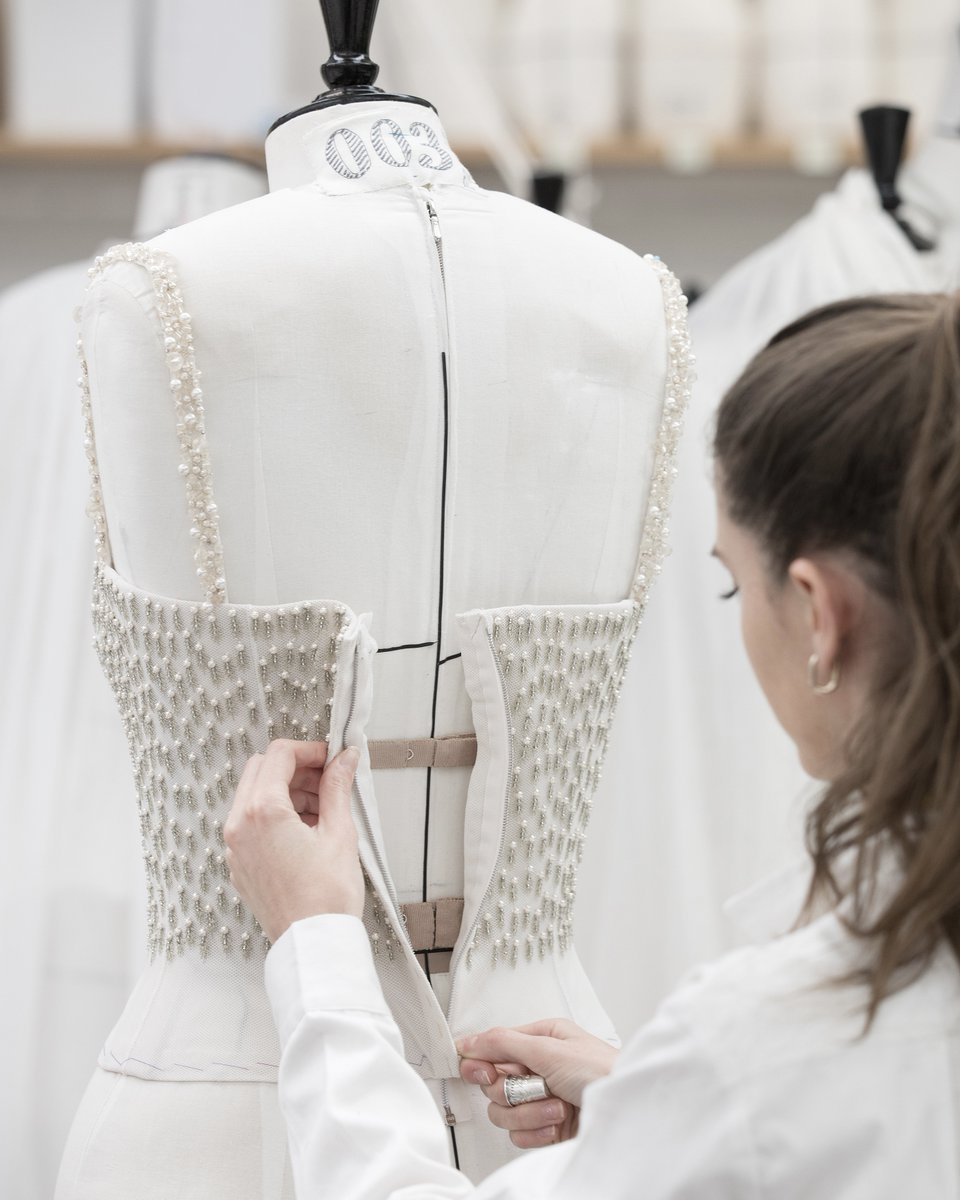 Dior's tweet photo. Dazzling decadence at the #MetGala2023. Model @MirandaKerr wore a #DiorCouture jewel embroidered ensemble by Maria Grazia Chiuri with glittering #DiorHauteJoaillerie. Swipe to see the #DiorSavoirFaire behind her jewel-strap bustier and skirt.
#StarsinDior https://t.co/VxUNRHsKBz