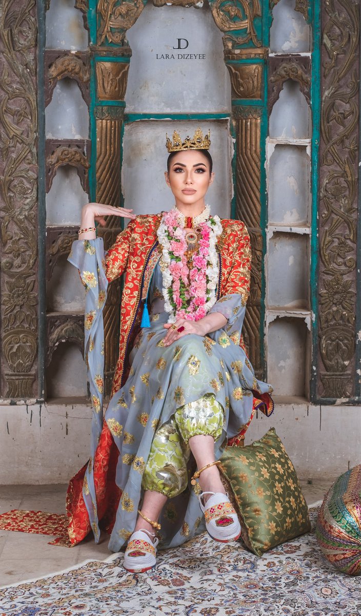 LaraDizeyee's tweet photo. شاژنا دلا

Queen of heart
By Lara Dizeyee,  ⅃D design.

~Kurdish Haute Couture~

#kurdistan #queenofhearts #style #fortheworld #fortheculture #dizeyee #designer #fashion #kurdishlady #couture https://t.co/8LXBolx78S