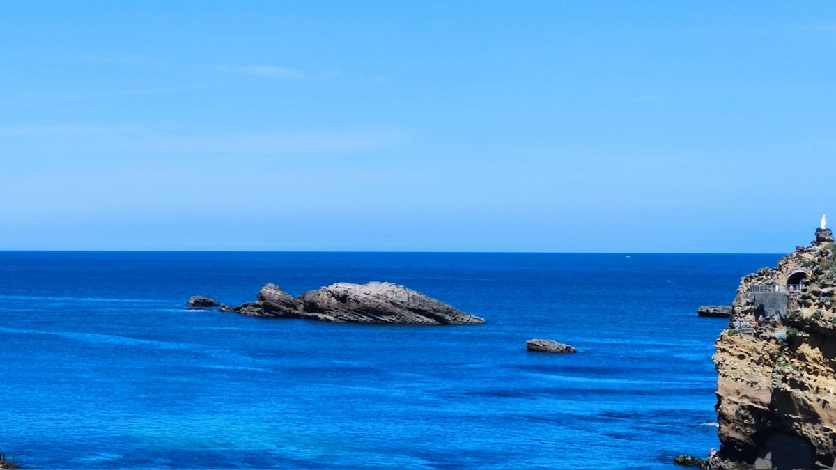 Il est de ces petits moments de plaisir dont j'aurais bien du mal à me passer en allant à l'eau tout au long de l'année et quel soient les conditions climatiques. L'eau est actuellement à 15 degréset  ça remonte...😁 🐻🐻‍❄️ #biarritz #nounoursnoirs #oursblanc #paysbasque