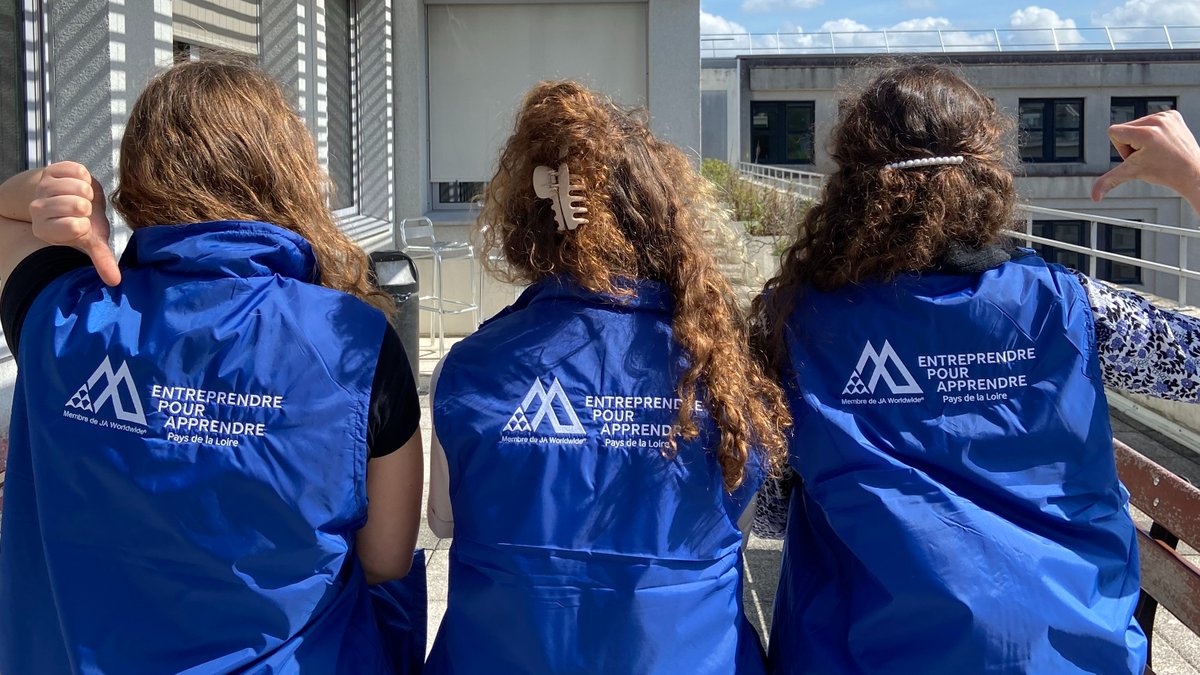 [ÉVÉNEMENT : FESTIVAL RÉGIONAL 🎉]

Besoin d'informations durant le festival ?

L'équipe EPA PDL sera vêtue de ces incroyables polaires réalisées par @imprimerieada !

🗓 Et n’oubliez pas la date ! Rendez-vous le jeudi 11 mai au Stade Marie Marvingt au Mans !

#minientreprises