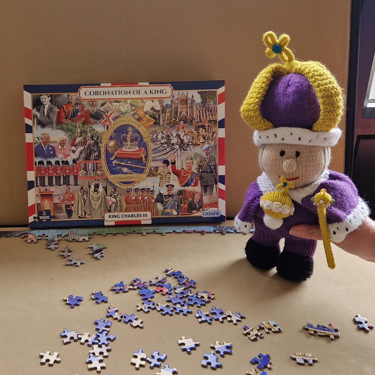 LancsLibraries's tweet image. Check out our Coronation Jigsaw at #IngolLibrary
The man himself has even been to have a look
Great work by our knitters!
#Coronation #LancsCoronationCelebrations