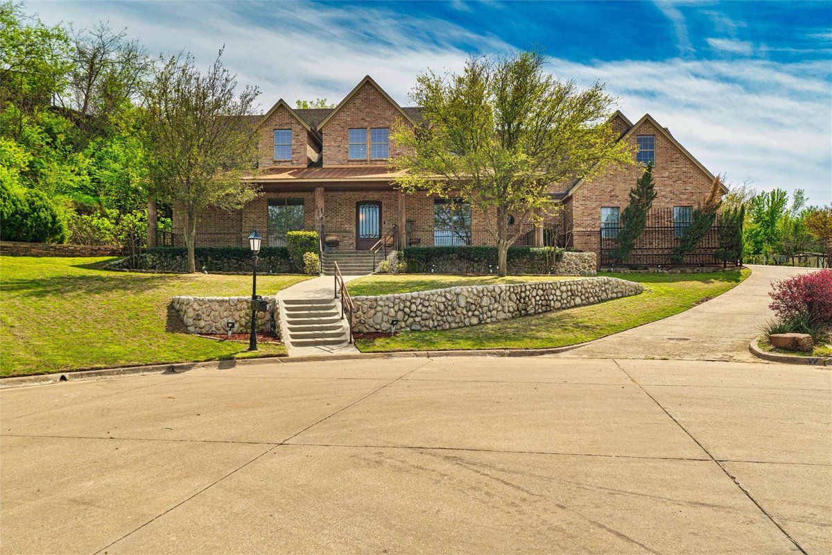Jake_Enriquez04's tweet photo. New Listing Price: $975,000
600 Rainbow Creek Court, Arlington, TX 76012 is a fantastic property with 5 bedrooms and 5.0 bathrooms. #arlingtonrealestate See more here: https://t.co/6dLciPqlhD https://t.co/VwwCCP1E7m