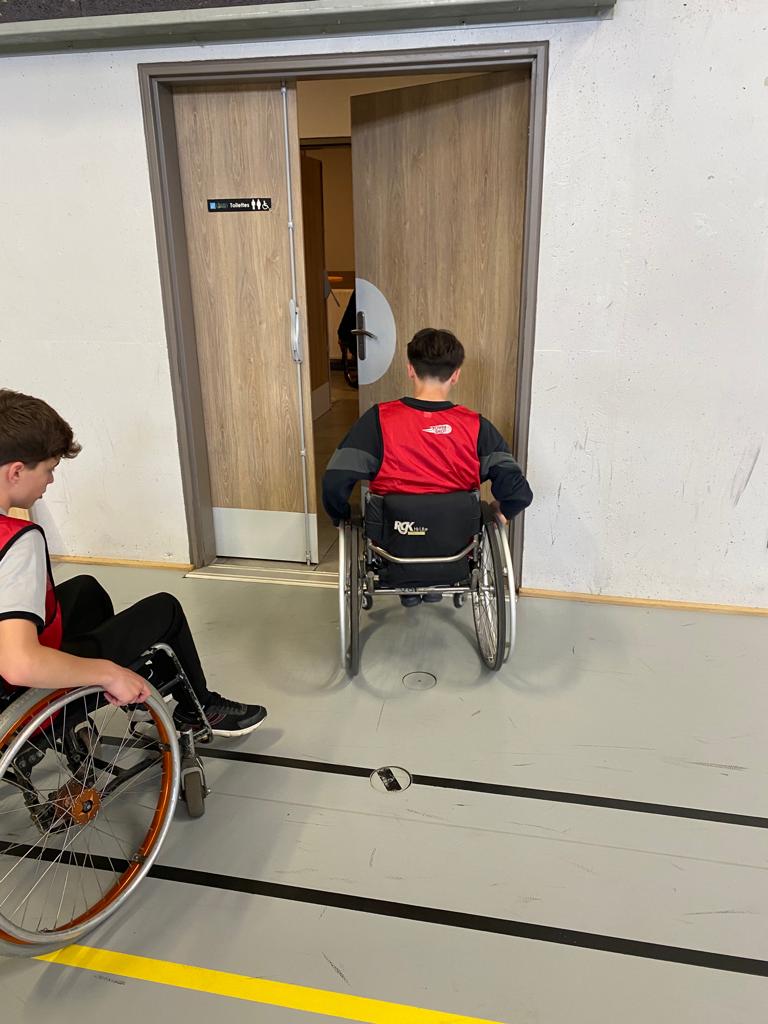 ClgEuropeBdp's tweet photo. Sensibilisation au handicap par le club de Meylan Grenoble handi basket dans l'activité sportive mais également dans la mobilité quotidienne @generation2024 #paralympic https://t.co/hzoM5SrNhT