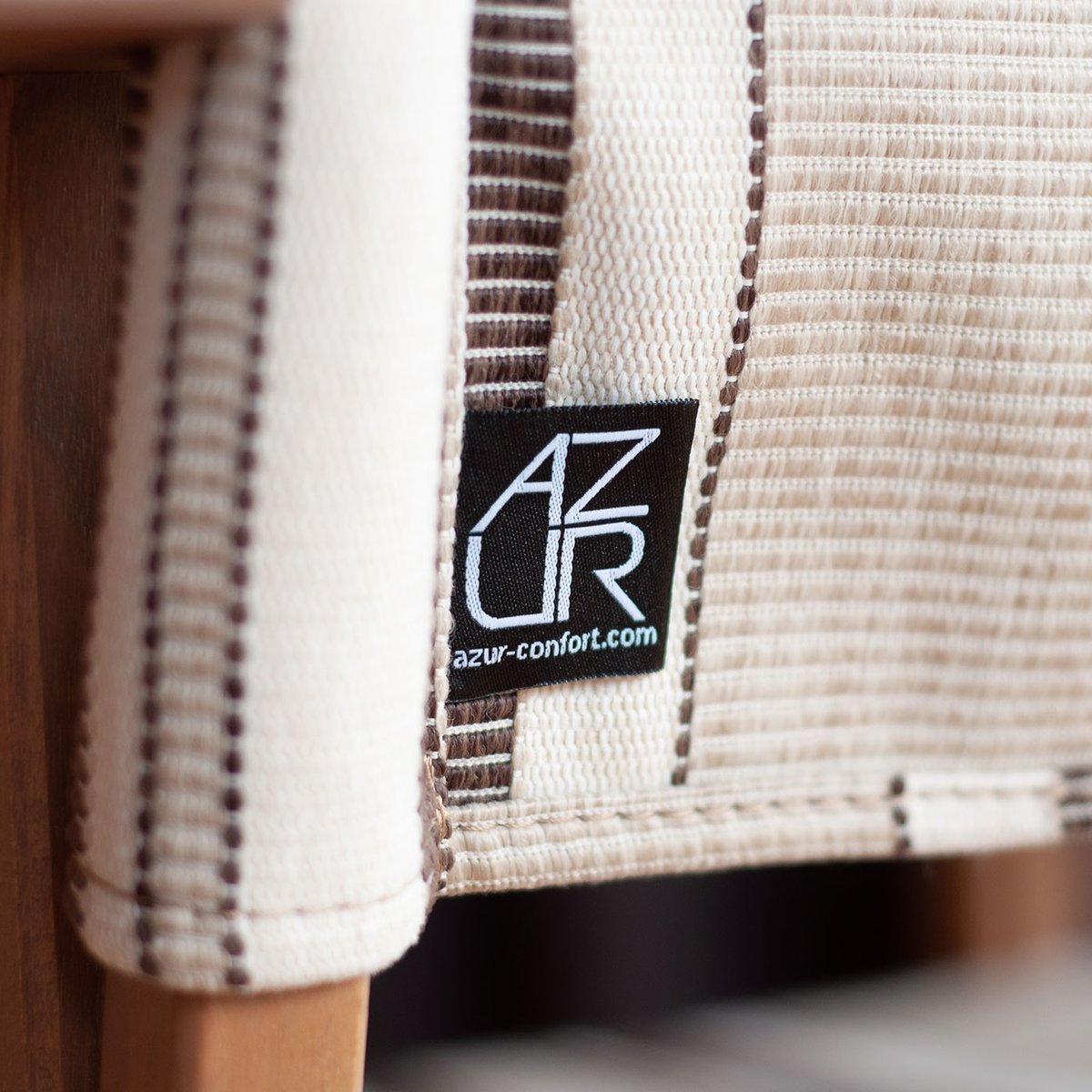 NeyretTextile's tweet photo. #AzurConfort, concepteur et fabricant de
mobilier de mobilier bois, prône le #madeinFrance et
ce, jusque dans l’étiquette textile !
L’étiquette textile est tissée par nos soins et cousue sur chaque fauteuil quittant leur atelier de fabrication.

#neyret #neyrettextile #tissage https://t.co/OGPfATflkK