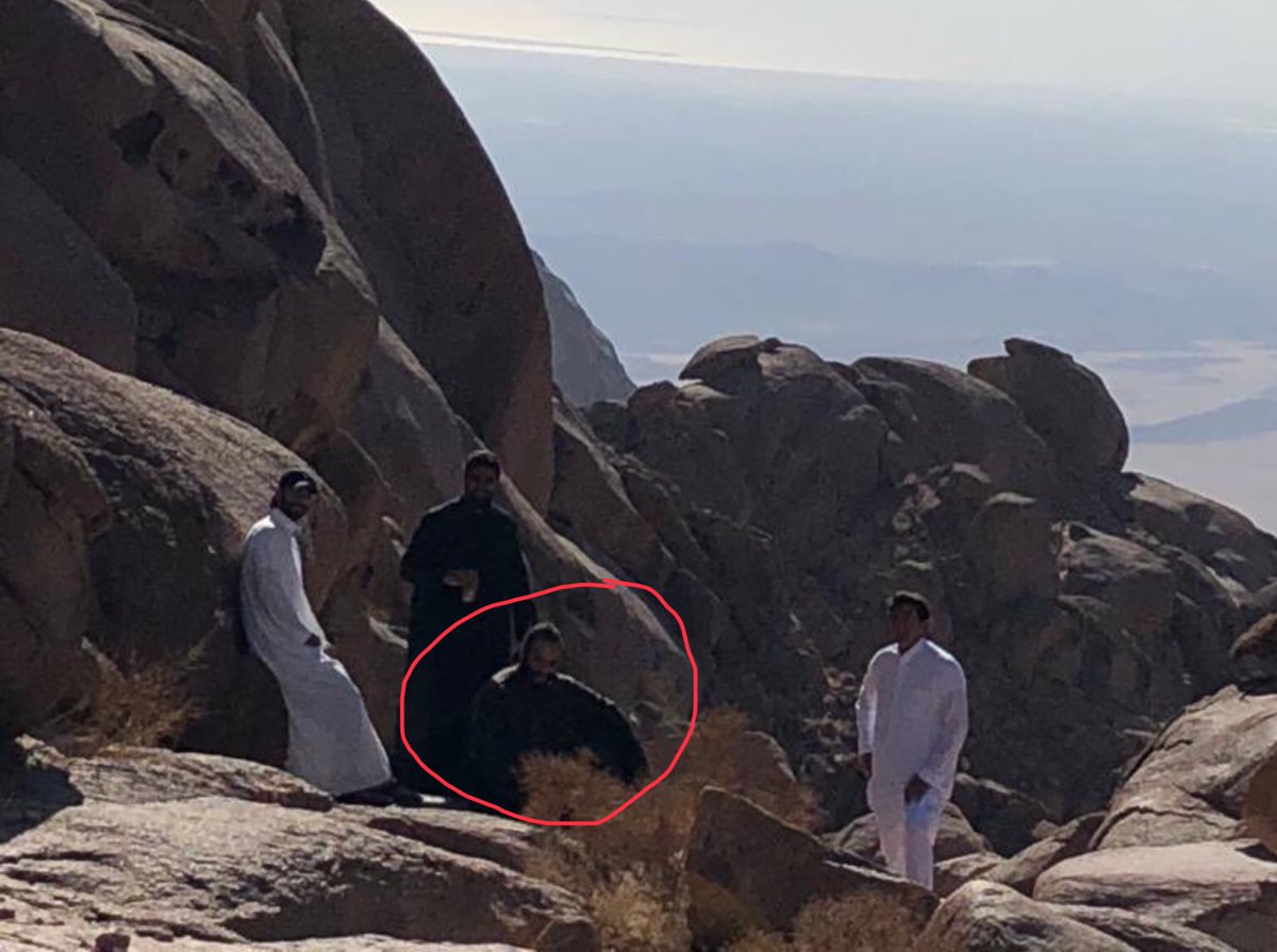 #تمرة💢|| هذا الرجل الجالس في الصورة ليس اي شخص ٬ وإنما هو سمو الأمير محمد بن سلمان🇸🇦ولي عهد تاسع اكبر دولة مؤثرة في العالم اثناء قضاء إجازته السنوية في جبال السعودية⛰

-📌: هذا الي موقف الشرق والغرب على اصابع رجولهم ومثبت سعر برميل النفط بين 80-100 دولار