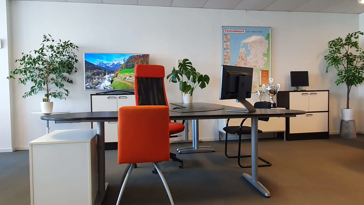 Flexplek bij OCMN te Laagraven, Nieuwegein, Utrecht Zuid
Ook de middenplek heeft volop daglicht. Het is de meest ruimtelijke plek centraal gelegen in de ruimte. Zie: ocmn.nl/flexplek

#coworking #netwerken #designstudio #zzp #ocmn