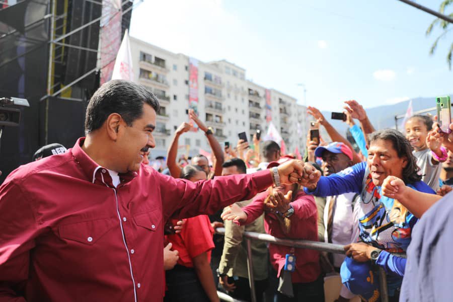 #LoDijo Pdte. <a href="/NicolasMaduro/">Nicolás Maduro</a> "El amor hay que convertirlo en acción por la Patria, por el pueblo, y seguir en resistencia activa en trabajo y batalla permanente"

#TrabajadoresConMaduro