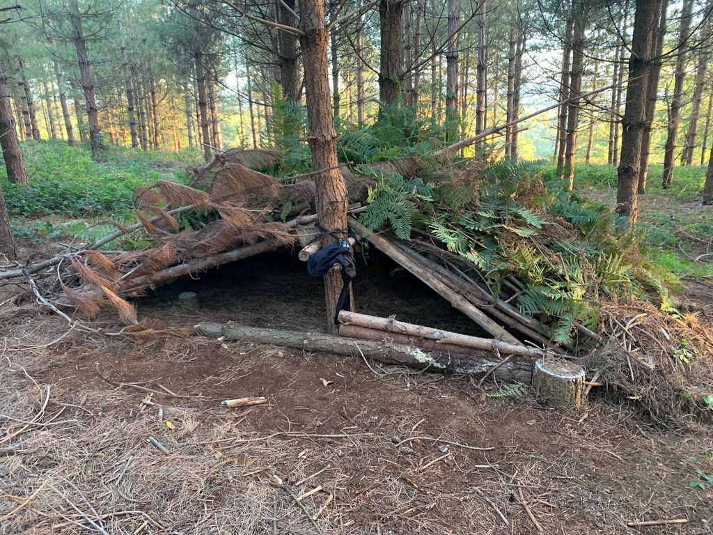 BGSurvival's tweet photo. A great example of a well constructed shelter, built by a group of our survivors a couple weeks back.⁠
⁠
Low, insulated, and stable 🏡 Top job! ⁠
⁠
#BearGryllsSurvivalAcademy #SurvivalCourses #ShelterBuilding #Tips4Tuesday https://t.co/77t6WK4Wlw