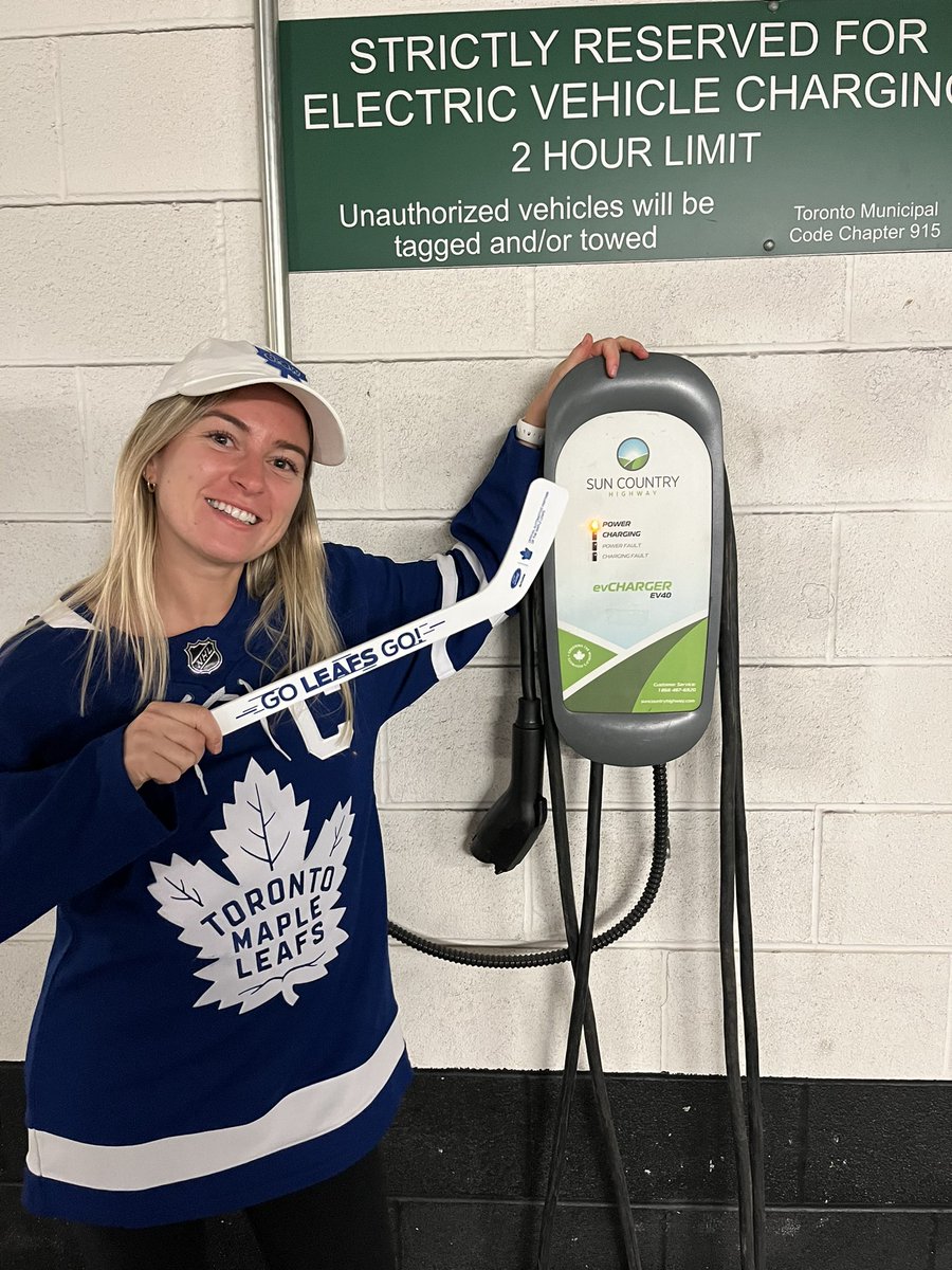 JuliaTorontoFan's tweet image. Goooood morning Leafs Nation🥰 Happy ROUND 2 DAY from Maple Leaf Square!!!!! See my video in yesterday’s tweet for the fulllll challenge🙃 #Challenge1 #FordFanPower @TheFordFANatic