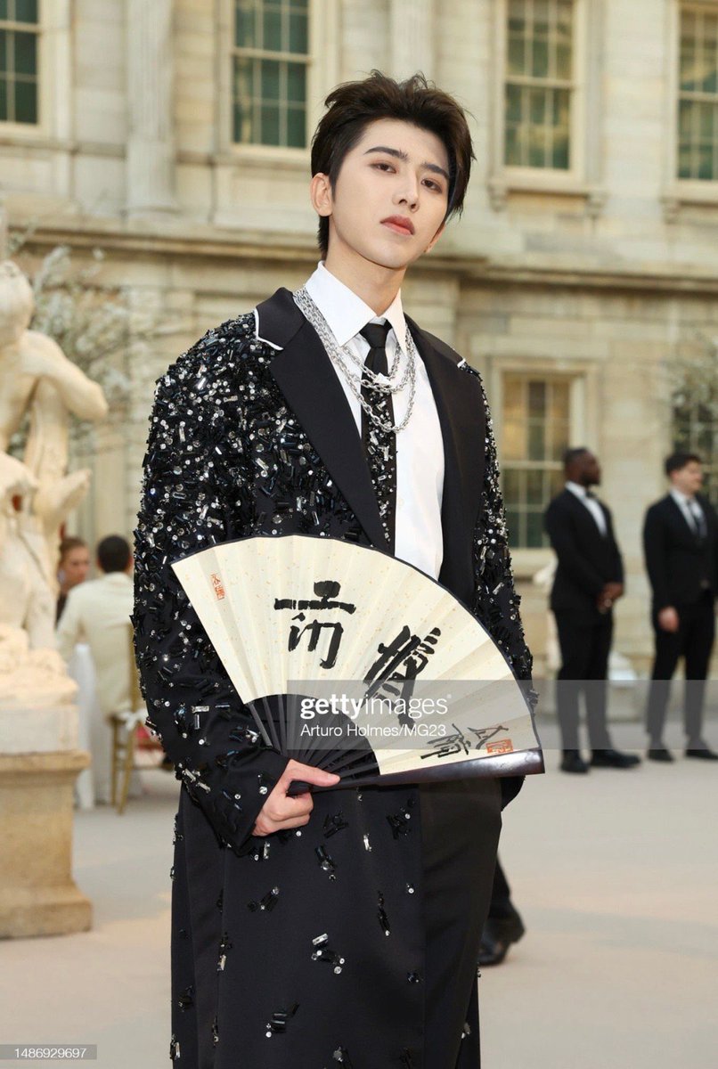cxksource's tweet photo. KUN from China at the Met Gala
#CaiXukun #KUN #蔡徐坤 https://t.co/b9BROCNnJx