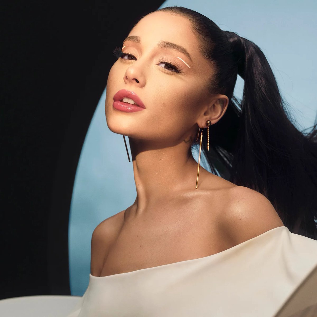 BuzzingPop's tweet photo. Ariana Grande shows love for #BLACKPINK’s Jennie #MetGala look on Vogue’s Instagram page. 💗 https://t.co/UVb9hydHpr