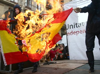 AlertaSolidaria's tweet photo. 🔥🇪🇸🔥I encara una sentència més: cremar la bandera d'Espanya no és delicte!

🏛️Un jutjat de Barcelona absol un independentista de Badia del Vallès perquè l'empara la llibertat d'expressió

👉Jutges, fiscals i mossos, deixeu de perseguir la crema de la vostra fastigosa bandera! https://t.co/I5eN27f29C