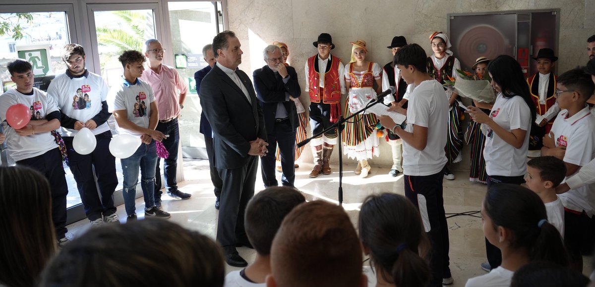 🇮🇨 #BienvenidoACasa: Con el recibimiento en el aeropuerto de #Tenerife comienza la visita del <a href="/RettorMaggiore/">Don Ángel F. Artime</a> a #Canarias.

Sigue la retransmisión en este hilo y en la web 
salesianos.info/visitadelrecto… 👇🧶