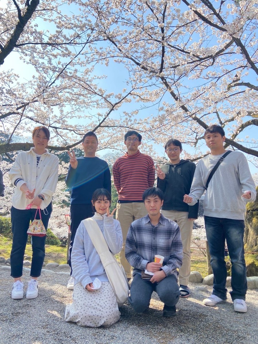 machaaki_lab's tweet photo. この度、西山研に入学しました木瀬です😊
４月に兼六園にみんなでお花見に行きました！
何度見返してもいい写真です☺️
私もこの桜に負けないくらい、最高の研究を咲かせたいです！🌸
がんばります🧬
よろしくお願いします！ https://t.co/G03aCONaAf