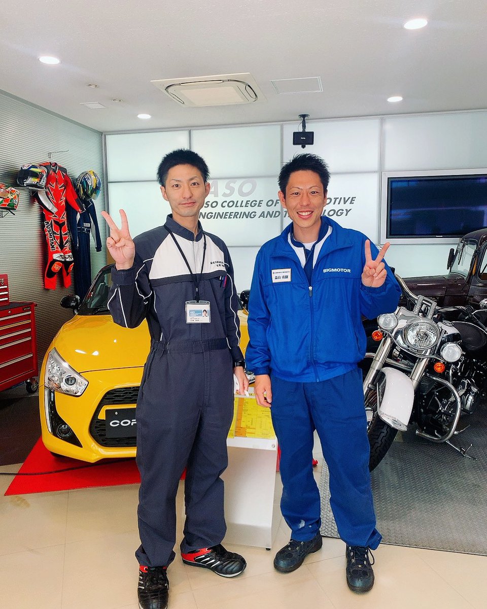 acet86's tweet photo. 2級自動車整備科の卒業生が遊びにきてくれました！
お世話になった先生と写真をパシャリ✨
卒業後、活躍していることを卒業生から直接聞けるのは嬉しいですね😊

#麻生工科自動車大学校 #自動車整備士　#二級自動車整備士 #一級自動車整備士 
#デジタルモデラー #自動車設計 #工学 
#CATIA #3次元CAD https://t.co/A18ANNaPor