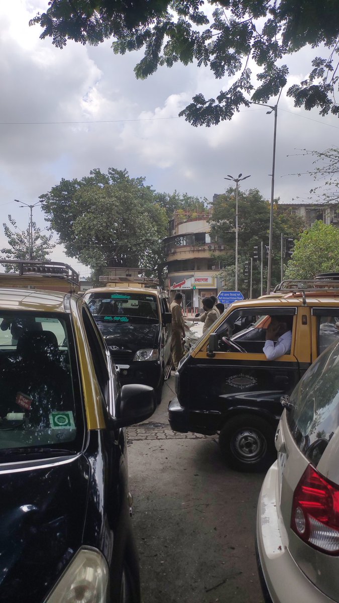 MaldeNimish's tweet photo. Sir, why share taxis started parking at the 'No Parking' and at residential buildings? Station road, (David s Barreto marg) wadala. Bhoiwada traffic
@CPMumbaiPolice @MTPHereToHelp @justicemattersw @SafeRoadWadala @RoadsOfMumbai @mumbaimatterz @mashrujeet @WadalaForum https://t.co/2sdhSc6eiv
