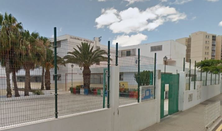 AlcaldesaAstrid's tweet photo. ⚠️CAMBIO DE COLEGIO 🏫 ELECTORAL QUE AFECTA A 8️⃣ CALLES DE EL CABLE.
 
Los vecinos ejercerán su derecho al voto ➡️ en el colegio Antonio Zerolo‼️. Las calles afectadas son: ⤵️ https://t.co/kijx09xiUT