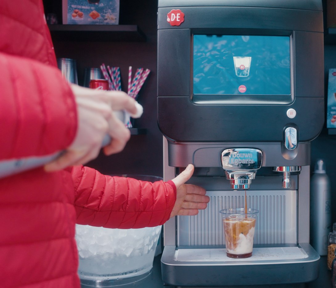 jdepnl's tweet photo. Is jouw bedrijf deze zomer ook op zoek naar verkoeling? Lees dan meer over de toegevoegde waarde van onze nieuwste ijskoffie innovatie Cafitesse Cold voor jouw werkplek of onderwijsinstelling: https://t.co/hHkHTV9x8M
#JDEP #BrengtBijElkaar #IJskoffie https://t.co/CnB01xymyX