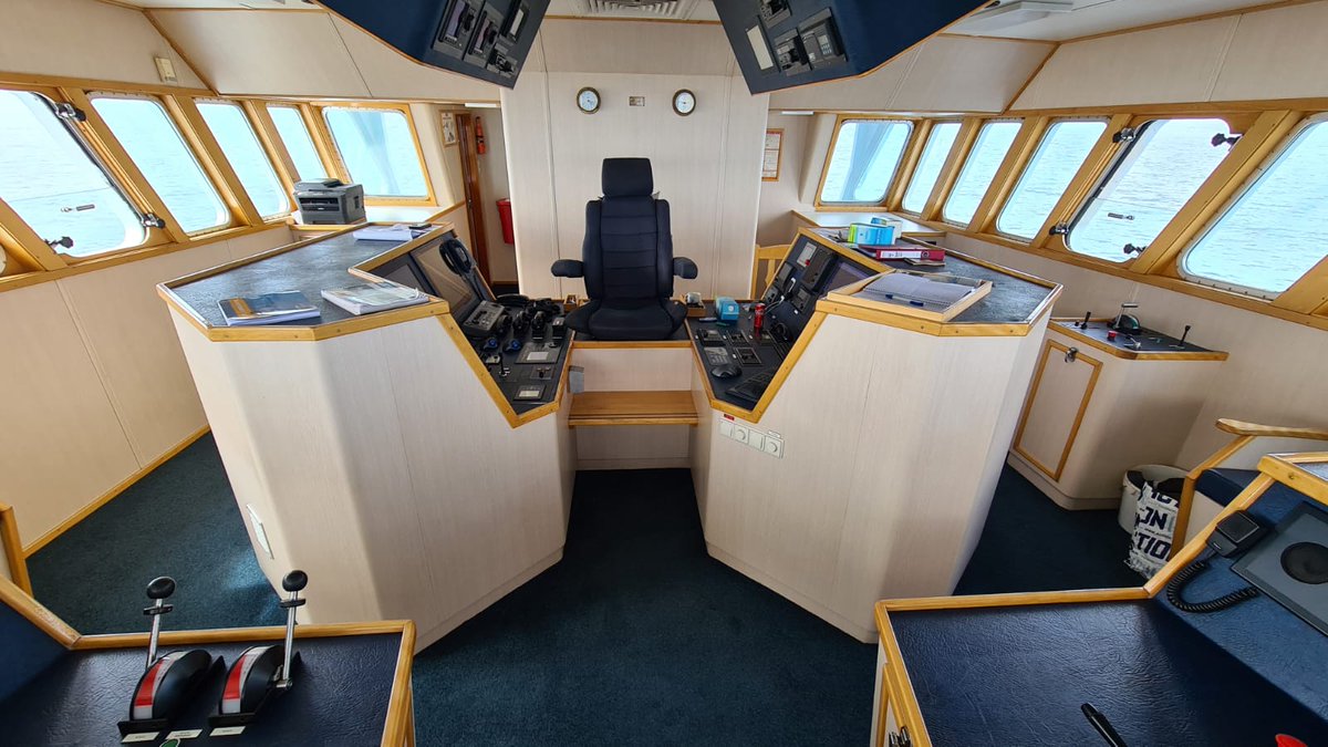 EMKvissers's tweet photo. Dit interieur ligt nu bij de sloper in Vlissingen. De GO-38 had nog jaren kunnen #vissen. Met 80 andere kotters wordt dit moderne schip nu gesloopt. Vissers die tegen een berg schroot aankijken, wachten intussen al maanden op saneringsgeld. Het kabinet maakt er een zootje van! https://t.co/W17sFO15Q6