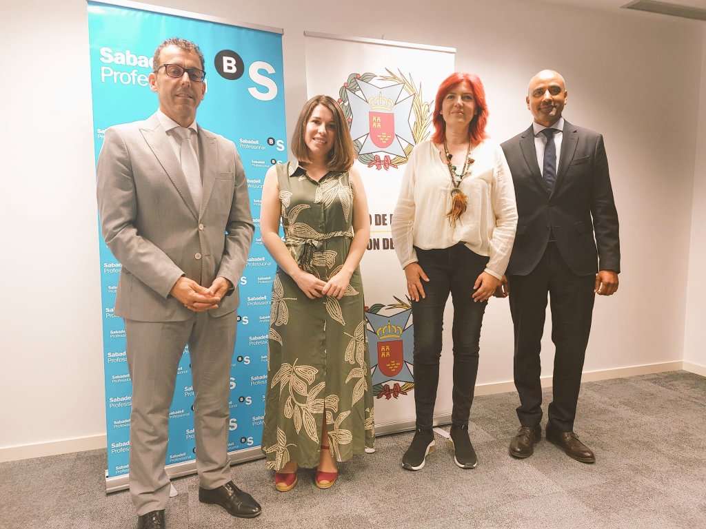 cvera7's tweet photo. Firma convenio colaboración Colegio #Enfermería #Murcia @coemur de mano de su Presidenta Dña. Amelia Corominas

@BancoSabadell desde su unidad de negocio especializada #SabadellProfessional, pone a disposición de colegiados, empleados y familia primer grado una oferta diferencial https://t.co/JBt2p7OUHt