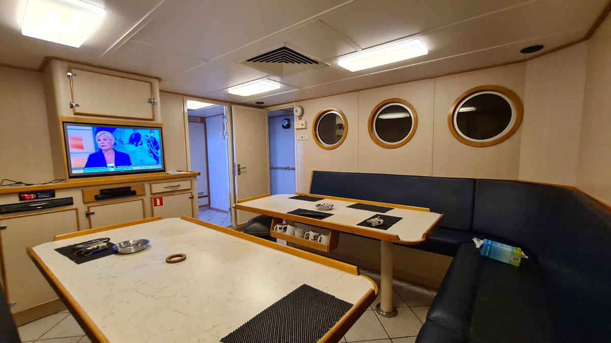 EMKvissers's tweet photo. Dit interieur ligt nu bij de sloper in Vlissingen. De GO-38 had nog jaren kunnen #vissen. Met 80 andere kotters wordt dit moderne schip nu gesloopt. Vissers die tegen een berg schroot aankijken, wachten intussen al maanden op saneringsgeld. Het kabinet maakt er een zootje van! https://t.co/W17sFO15Q6