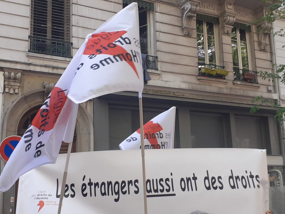 Jour J en direct
La <a href="/LDH_LyonConf/">LDH Lyon Confluences</a> est rue Dunoir pour <a href="/bougetapref69/">bougetapref69</a> à #lyon
On est nombreux pour protester contre les délais inadmissibles de la #préfecture