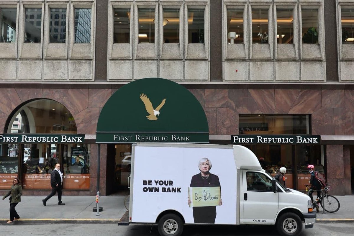 Voor één van de gebouwen van, de gesloten en door JPMorgan overgenomen, First Republic Bank is zojuist een bus verschenen met een belangrijke boodschap.