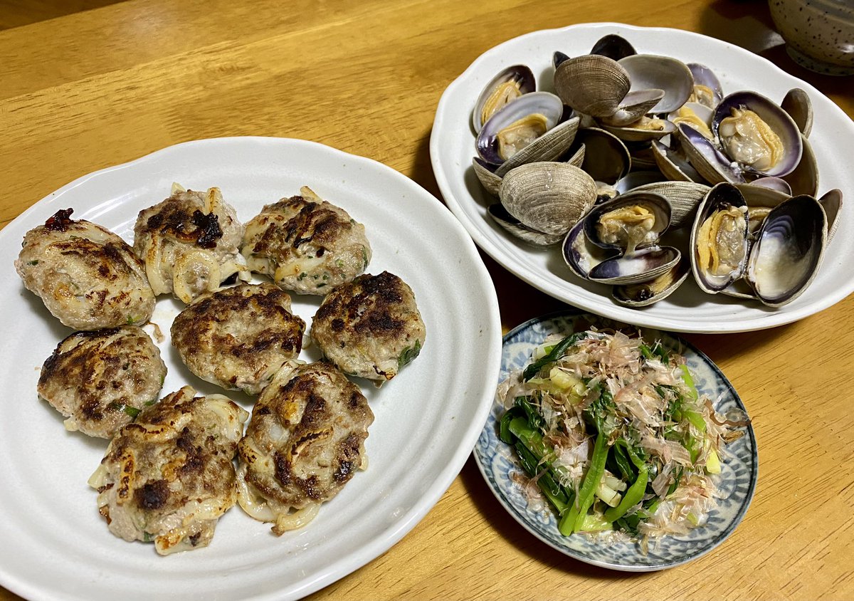 Tomomi_Furusima's tweet image. 今夜は餃子のタネの残りに、うどんを足して、高槻うどんギョーザ！

タネの裏には大葉を貼ったよ〜

そしてEBRIで買ったアサリとギョウジャニンニクで、酒蒸しとお浸しで乾杯♪

今日もお疲れ様でした♡^ ^

#江別　#EBRI