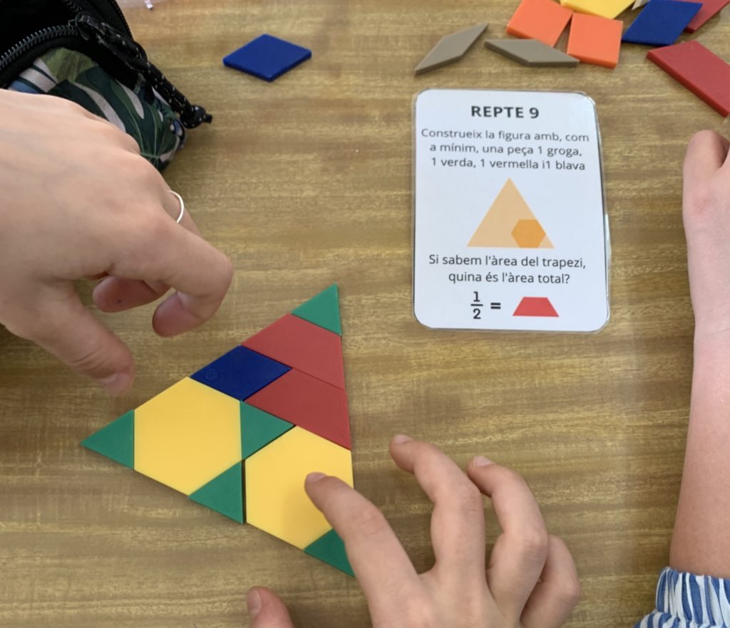 CarlesGranell4's tweet photo. Reptes amb Pattern Blocks 🔷

👉🏼 Propostes de diferents nivells per treballar en grup. Tothom a jugar! 🤩

🤓 Raonament espaial, descomposició de figures, equivalències i treball de fraccions i àrees

🔗Materials: https://t.co/m4EAn7Bepe https://t.co/FGF2AOAlLv