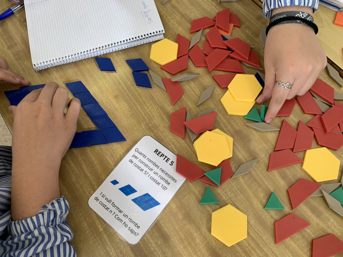 CarlesGranell4's tweet photo. Reptes amb Pattern Blocks 🔷

👉🏼 Propostes de diferents nivells per treballar en grup. Tothom a jugar! 🤩

🤓 Raonament espaial, descomposició de figures, equivalències i treball de fraccions i àrees

🔗Materials: https://t.co/m4EAn7Bepe https://t.co/FGF2AOAlLv