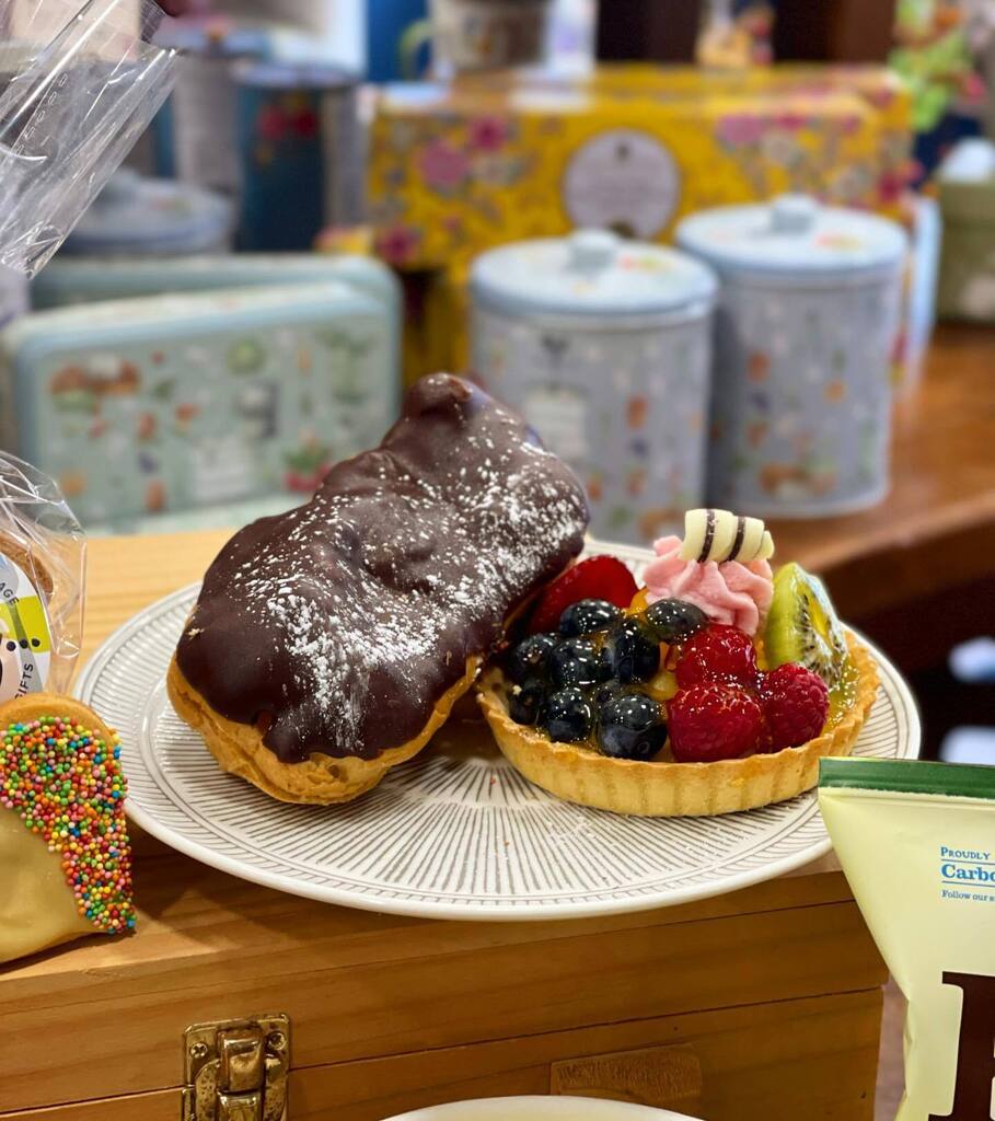 Which one are you going for? 🍫 🍓 

Our famous chocolate eclairs or a stunning fresh fruit tartlet? 💛

#bakery #chocolateeclair #fruittart #galway #galwaybakery #goodfoodgalway #shoplocal #localbusiness #irishbusiness #moycullen #moycullenvillage instagr.am/p/CrvMCkQM5uD/