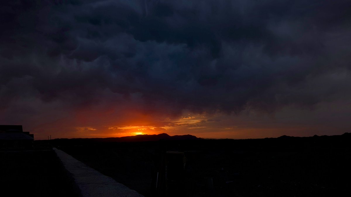 CoachTagaloa's tweet photo. The sunsets in New Mexico🤌🏽❤️ https://t.co/GyGWLhYmmC