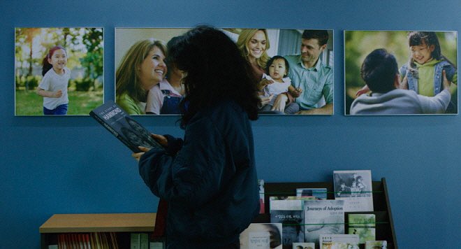 [아트인사이트] 박윤혜 에디터 <#리턴투서울> #데이비추 #박지민 나는 대체 어떻게 생겨 먹은 거야? : 영화 '리턴 투 서울' 극이 전개될수록 뿌리를...