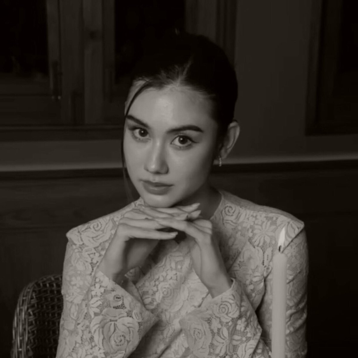 TheJuIiet's tweet photo. @TamagoPost ㅤㅤ
ㅤㅤ
SERUNI AYU, 1995.
Sudah tiga hari menyandang status sebagai istri orang. 
Calon kawan, kira-kira sudah seberapa dekat dengan jodohnya?
ㅤㅤ
ㅤㅤ https://t.co/nL3PRalksq