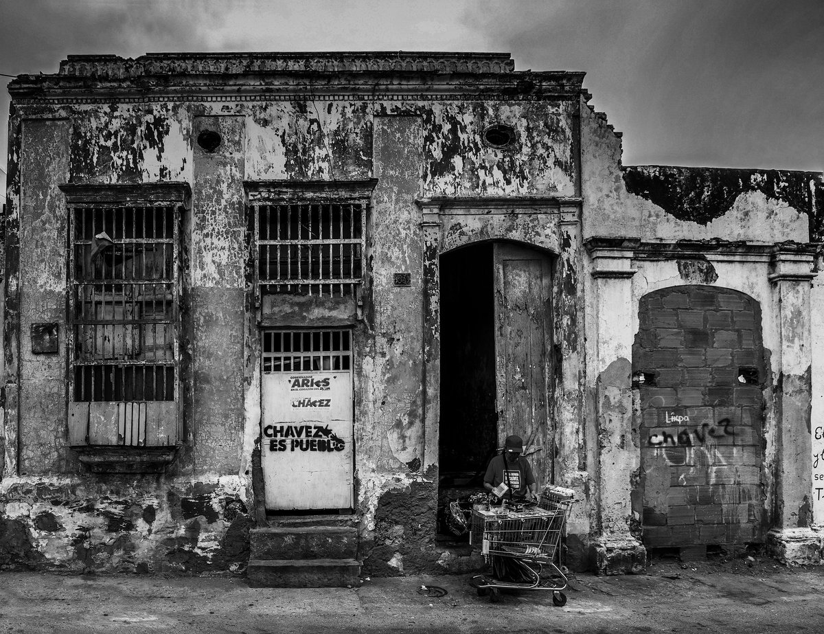 Myrrhaomi's tweet photo. En mi tierra se desvaneció la esperanza,
y no encuentro las palabras necesarias
para crear versos que describan
a nuestra realidad.
Bajo a trotar todos los días
y miro sin asombro
como los basureros son el nuevo mercado popular.

#TuPoesía https://t.co/AhtELidRs5