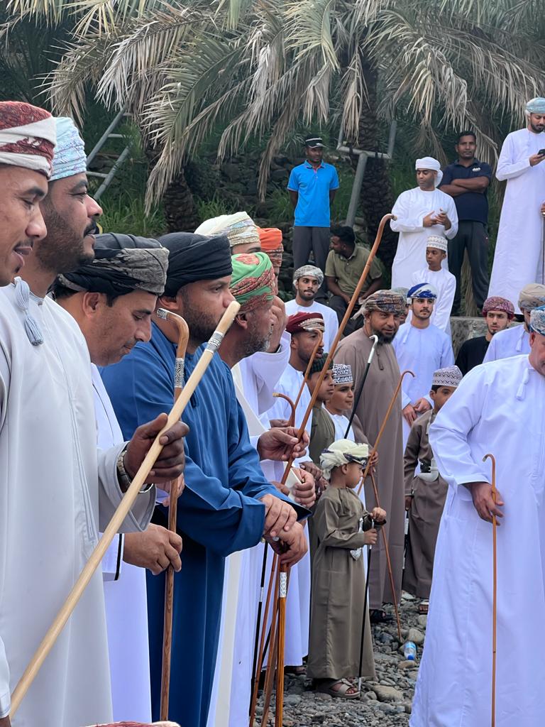 ما طابلي الترحال لندن وباريس
ما غير جنة ساجدة بين لغيوم
حلوة وحلتها ...كل التضاريس
ما غيرها يا ناس ميحة بني كيوم