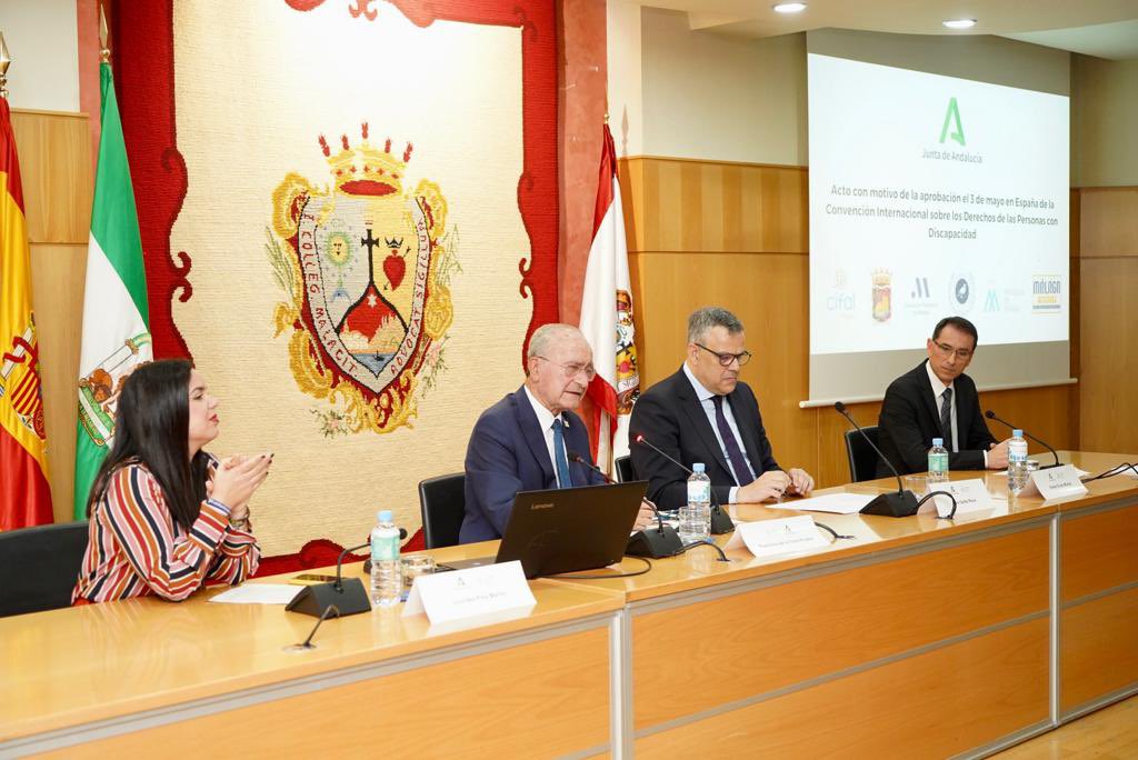 El alcalde, <a href="/pacodelatorrep/">Paco de la Torre</a>, junto al edil de Derechos Sociales, <a href="/fjpomares/">Paco Pomares</a>, y el director de Personas con Discapacidad <a href="/AndaluciaJunta/">Junta de Andalucía</a>, Peré Galbó, ha asistido al acto para conmemorar la aprobación de la Convención Internacional sobre los derechos de personas con discapacidad