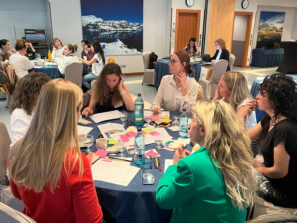 AndorraBusiness's tweet photo. 💡Tret de sortida a la segona edició del #ProgramaAWE per a emprenedores del país impulsat per @USConsulateBCN i @AndorraBusiness amb el suport d'@ada_andorra. Avui taller presencial sobre innovació amb @scunill. #InvestinAndorra https://t.co/HkbbBS0h6d