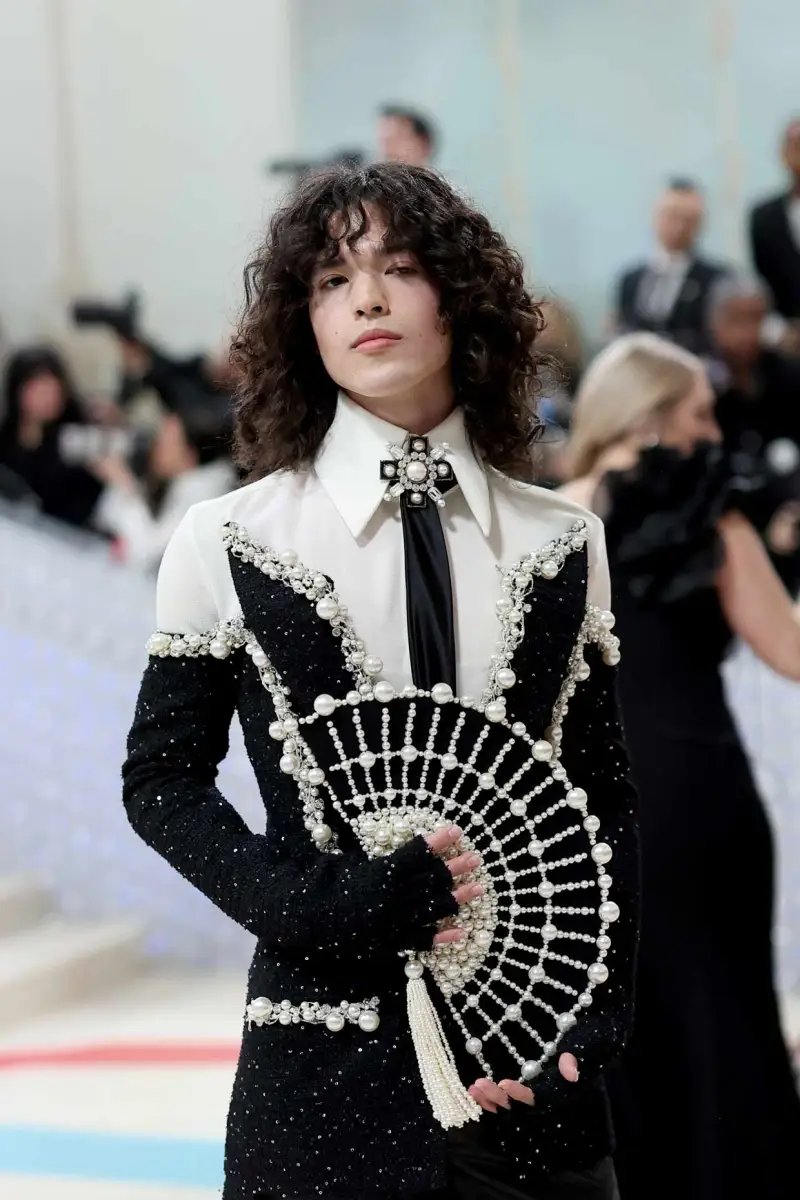 elbarroquista's tweet photo. Lo de Conan Gray en la #MetGala que parece sacado de un retrato de Botticelli. https://t.co/DyfldYMaxy