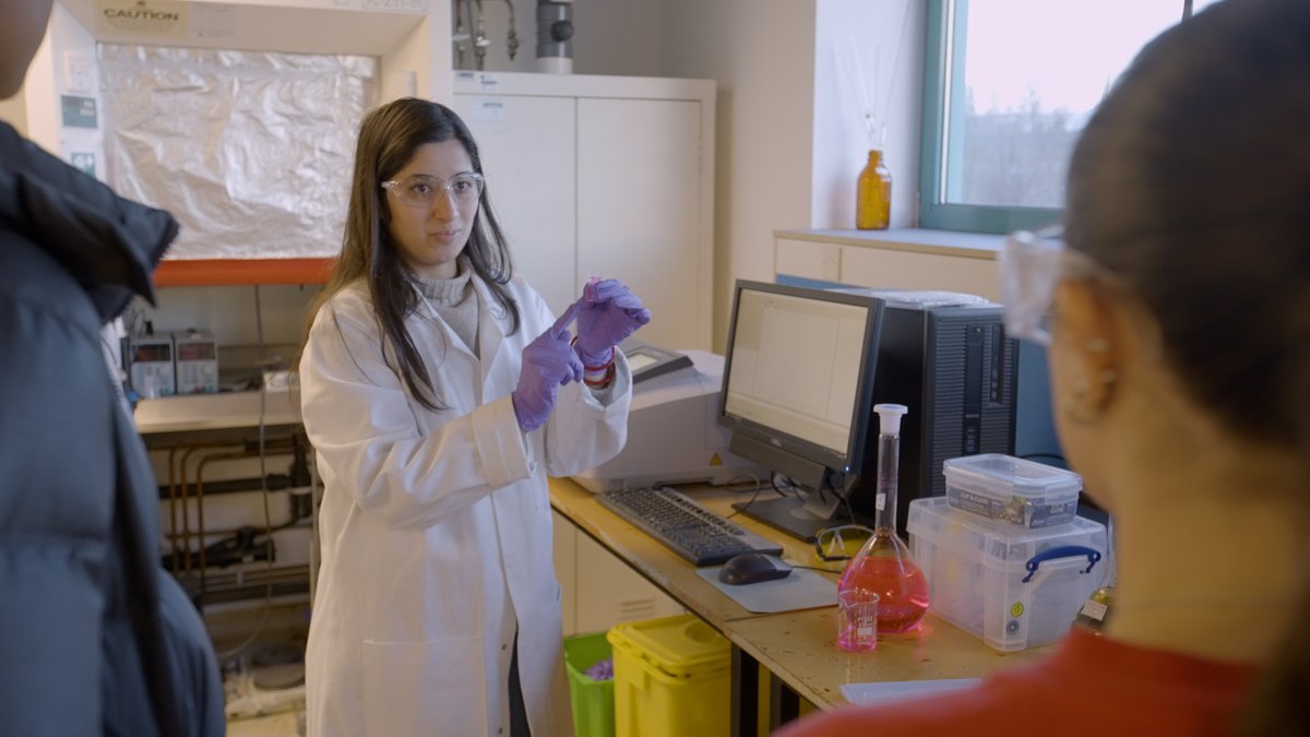 e3dtp's tweet photo. 🎥Our "A day in my PhD life" videos are out! We❤️them! Our star PhD students tell us what it is like to be a PhD researcher in Environmental sciences. Follow Ayushi, Elliot, Harry, Julie, Natalia and Sophie on a typical day: https://t.co/nTlB7kqiHC #PhD @UniofEdWPteam @UoE_Doc https://t.co/i36Qbet5OK