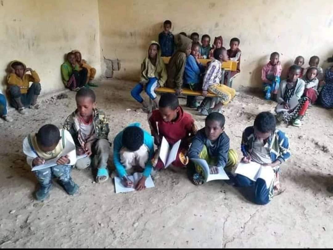 Haphtom's tweet photo. ኣብ ገለ ከባቢታት ትግራይ ዉሑዳት ቤት ትምህርቲ፡ ከይዲ ምምሃር ምስምሃር ጀሚረን ኣለዋ። እንተኾነ፡ ኣዝዩ ዘሰክፍ ጅማሮ እዩ ዘሎ። እዚ ሎሚ ኣብ ሓሬና ዝተሰኣለ ፎቶ እዩ።

ከይዲ ትምህርቲ ናብ ንቡር ንክምለስ ዝኸኣልናዮ ንሓግዝ።

#Tigray https://t.co/yXIvlEADOp