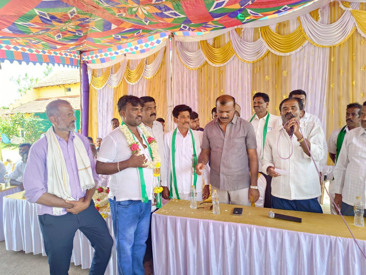 HTManjuJDS's tweet photo. ಕೆ ಆರ್ ಪೇಟೆ ತಾಲ್ಲೂಕಿನ ಅಗ್ರಾಹರಬಾಚಹಳ್ಳಿ ಗ್ರಾಮದ ಅಶೋಕ್, ರಾಮಚಂದ್ರ, ಮಂಜಣ್ಣ, ಕುಮಾರ್ ಮಾಜಿ ಕಾರ್ಯದರ್ಶಿ, ಶಿವಲಿಂಗೇಗೌಡ, ಜಯರಾಮ ಹಾಗೂ ಹಲವು ಮುಖಂಡರು ಕಾಂಗ್ರೆಸ್ ಪಕ್ಷವನ್ನು ತೊರೆದು ಅಧಿಕೃತವಾಗಿ ಸ್ಥಳೀಯ ಮುಖಂಡರ ಸಮ್ಮುಖದಲ್ಲಿ ನಮ್ಮ ಜೆಡಿಎಸ್ ಪಕ್ಷಕ್ಕೆ ಸೇರ್ಪಡೆಯಾದರರು.
#TeamHTM #KRPete #HdkForCm #againjds https://t.co/OTDAP2Awx7