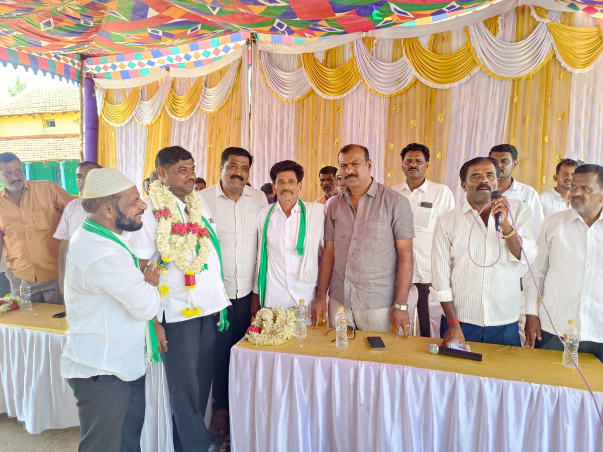 HTManjuJDS's tweet photo. ಕೆ ಆರ್ ಪೇಟೆ ತಾಲ್ಲೂಕಿನ ಅಗ್ರಾಹರಬಾಚಹಳ್ಳಿ ಗ್ರಾಮದ ಅಶೋಕ್, ರಾಮಚಂದ್ರ, ಮಂಜಣ್ಣ, ಕುಮಾರ್ ಮಾಜಿ ಕಾರ್ಯದರ್ಶಿ, ಶಿವಲಿಂಗೇಗೌಡ, ಜಯರಾಮ ಹಾಗೂ ಹಲವು ಮುಖಂಡರು ಕಾಂಗ್ರೆಸ್ ಪಕ್ಷವನ್ನು ತೊರೆದು ಅಧಿಕೃತವಾಗಿ ಸ್ಥಳೀಯ ಮುಖಂಡರ ಸಮ್ಮುಖದಲ್ಲಿ ನಮ್ಮ ಜೆಡಿಎಸ್ ಪಕ್ಷಕ್ಕೆ ಸೇರ್ಪಡೆಯಾದರರು.
#TeamHTM #KRPete #HdkForCm #againjds https://t.co/OTDAP2Awx7