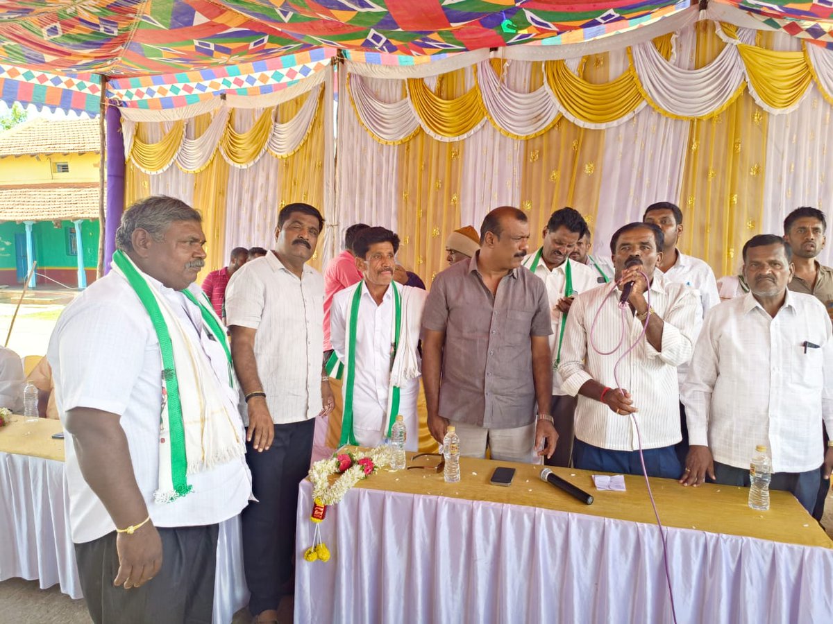 HTManjuJDS's tweet photo. ಕೆ ಆರ್ ಪೇಟೆ ತಾಲ್ಲೂಕಿನ ಅಗ್ರಾಹರಬಾಚಹಳ್ಳಿ ಗ್ರಾಮದ ಅಶೋಕ್, ರಾಮಚಂದ್ರ, ಮಂಜಣ್ಣ, ಕುಮಾರ್ ಮಾಜಿ ಕಾರ್ಯದರ್ಶಿ, ಶಿವಲಿಂಗೇಗೌಡ, ಜಯರಾಮ ಹಾಗೂ ಹಲವು ಮುಖಂಡರು ಕಾಂಗ್ರೆಸ್ ಪಕ್ಷವನ್ನು ತೊರೆದು ಅಧಿಕೃತವಾಗಿ ಸ್ಥಳೀಯ ಮುಖಂಡರ ಸಮ್ಮುಖದಲ್ಲಿ ನಮ್ಮ ಜೆಡಿಎಸ್ ಪಕ್ಷಕ್ಕೆ ಸೇರ್ಪಡೆಯಾದರರು.
#TeamHTM #KRPete #HdkForCm #againjds https://t.co/OTDAP2Awx7