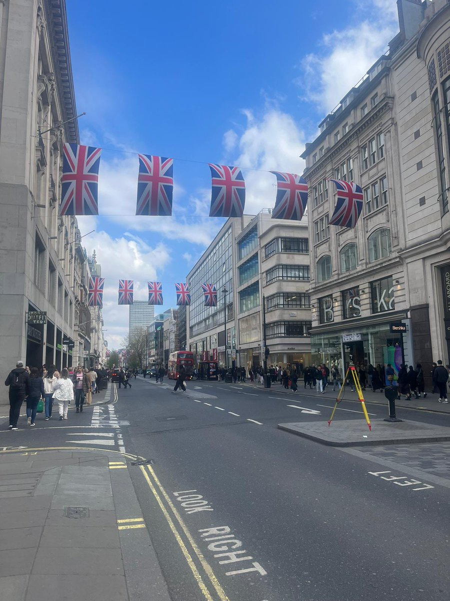 Absolutely beautiful scenes in London today 📸, as we prepare for the celebration of His Majesty King Charles III's Coronation. 🇬🇧👑

#kingcharles  #hismajesty #coronation #royalfamily #london #uk #londonlife #carnabystreet  #oxfordstreet #england