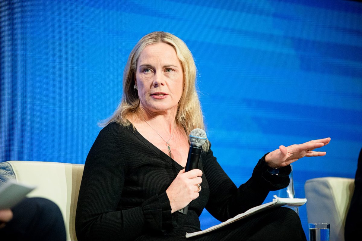 Women feel the need to be extraordinary to lead. We can be competent, passionate, committed, we can contribute and become leaders without being extraordinary.

Inspiring words from Sarah Keane <a href="/TeamIreland/">Team Ireland</a> at the #EUSportForum talking about women in sport.