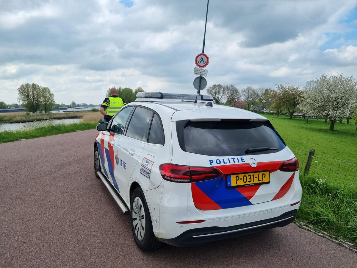 Van 1/03 tot 31/10 is er in de weekenden een motorverbod van kracht op de Lekdijk-West in Lopik. Afgelopen weekend is er door de collega's meerdere keren op het motorverbod gecontroleerd. Er zal tot 31/10 vaker gecontroleerd gaan worden.^MZ #lopik #motorverbod