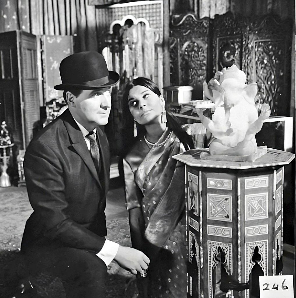 westminstermews's tweet photo. ⚔️🛡 #EscapeInTime by #PhilipLevene, directed by #JohnKrish and #RoyRossotti 🕑 Steed visits the barber - Emma has a close shave! With #PatrickMacnee, #DianaRigg, #PeterBowles & #JudyParfitt https://t.co/qWS9de7kP9